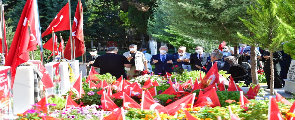 15 Temmuz Demokrasi ve Milli Birlik Günü şehitlik ziyareti ile başladı