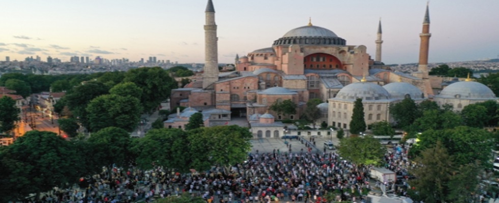 Ayasofya Meydanı’nda Binlerce kişi akşam namazı kıldı