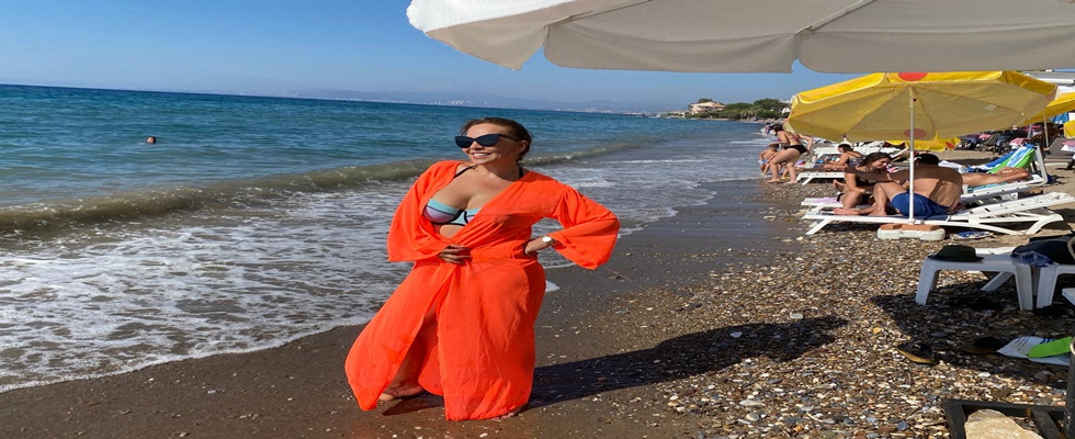 Güzel Şarkıcı Nüvit Yıldız, Tatil için Kuşadası’nda