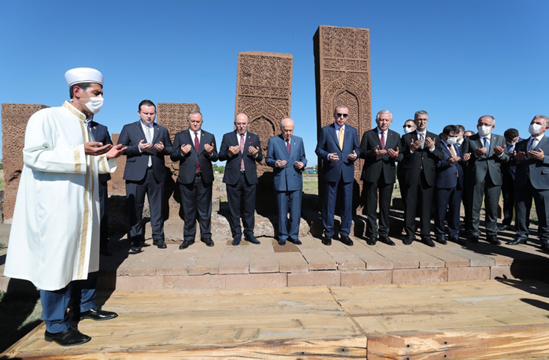 Cumhurbaşkanı Erdoğan, Ahlat Selçuklu Mezarlığı’nı ziyaret etti