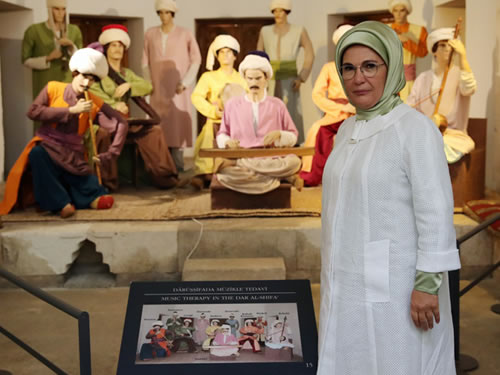 Emine Erdoğan, Edirne’de Osmanlı darüşşifası ve Osmanlı imaretinin modellemelerle anlatıldığı müzeleri ziyaret etti