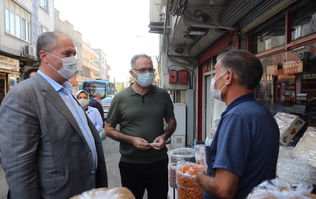 Eyyübiye Belediye Başkanı Mehmet Kuş, İlçede vatandaşları sokak sokak ziyaret ediyor