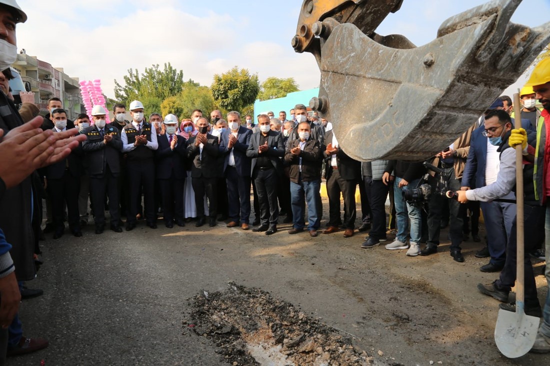 Eyyübiye Belediye Başkanı Mehmet Kuş’un söz verdiği doğalgaz için, ilk kazma vuruldu