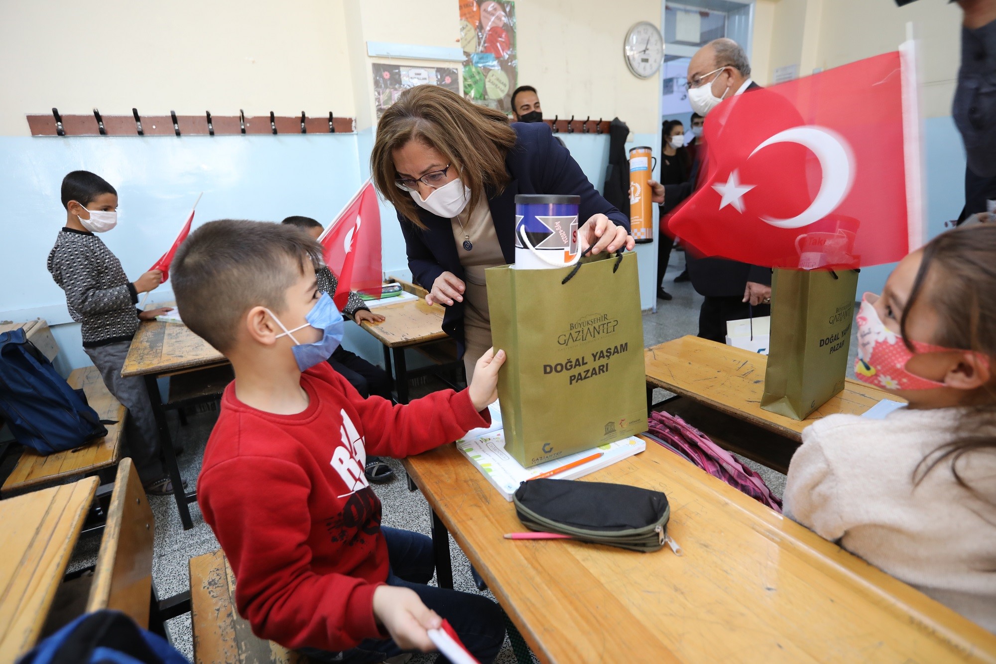 BÜYÜKŞEHİR, OKULLARA MALZEME DESTEĞİNİ SÜRDÜRÜYOR