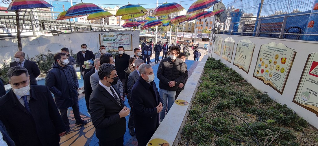 “Rehberlik Sokağı”nı gezen Büyükşehir Belediye Başkanı Beyazgül, rehberlerden bilgi aldı