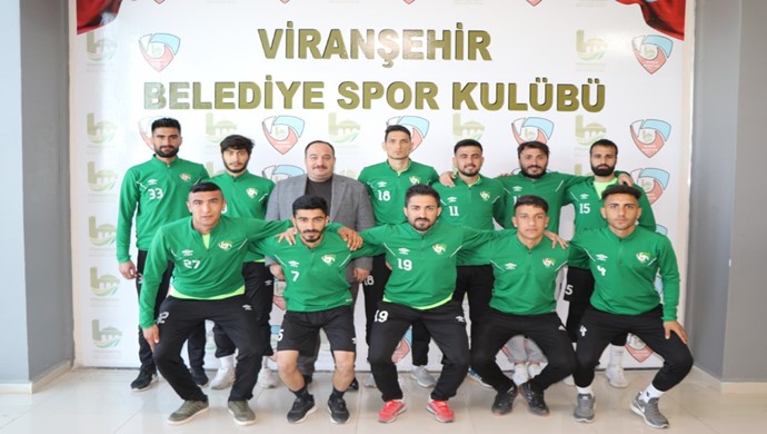 Viranşehir Belediye Başkanı Salih Ekinci, Viranşehir Belediyespor futbolcularını ve teknik heyeti ziyaret etti