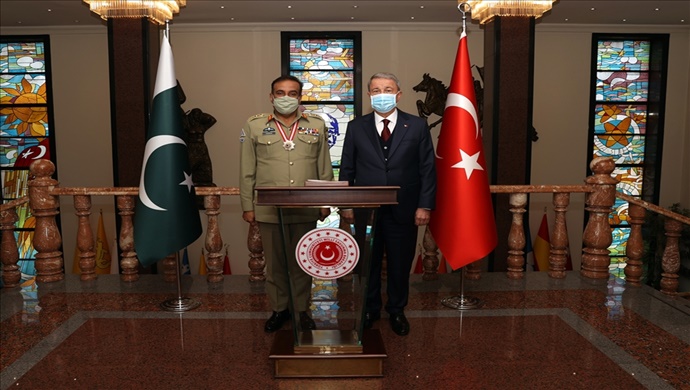 Millî Savunma Bakanı Hulusi Akar, Pakistan Genelkurmay Başkanı Org. Raza’yı Kabul Etti