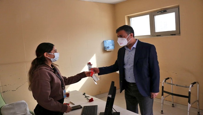 BAŞKAN BAYDİLLİ’DEN KADIN PERSONELE KADINLAR GÜNÜ JESTİ