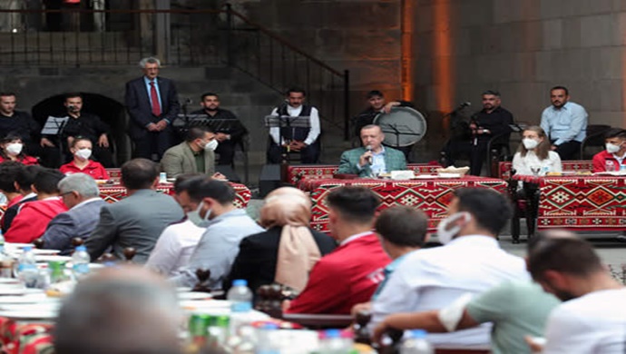 Cumhurbaşkanı Erdoğan, Erzurum’da gençlerle bir araya geldi