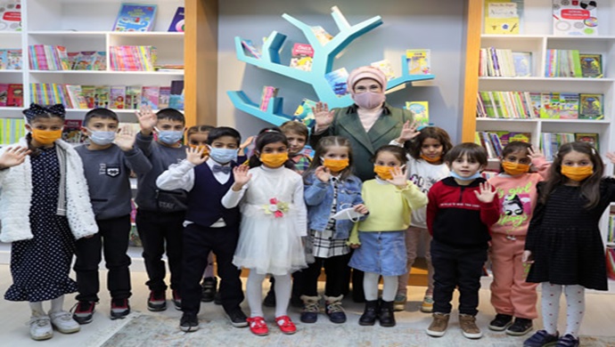 Emine Erdoğan, Siirt’te Yağmurtepe İlkokulu’na kazandırılan kütüphanenin açılışını yaptı