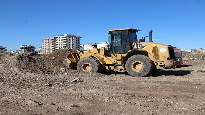 Karaköprü Belediyesi Fen İşleri Müdürlüğü ekipleri yeni yollar açarak ihtiyacı gideriyor