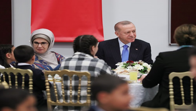 Cumhurbaşkanı Erdoğan ve eşi Emine Erdoğan, çocuklarla iftar yaptı