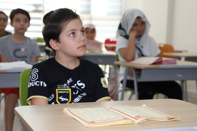 KARAKÖPRÜ’DE ÇOCUKLAR ZAMANINI KURAN’I KERİM ÖĞRENEREK DEĞERLENDİRİYOR