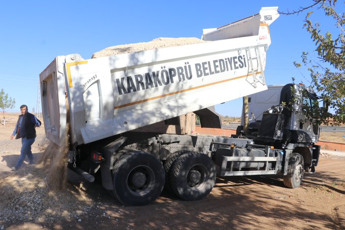 GEÇİT MAHALLESİNDE YOLLAR ÇAMURDAN ARINDIRILDI