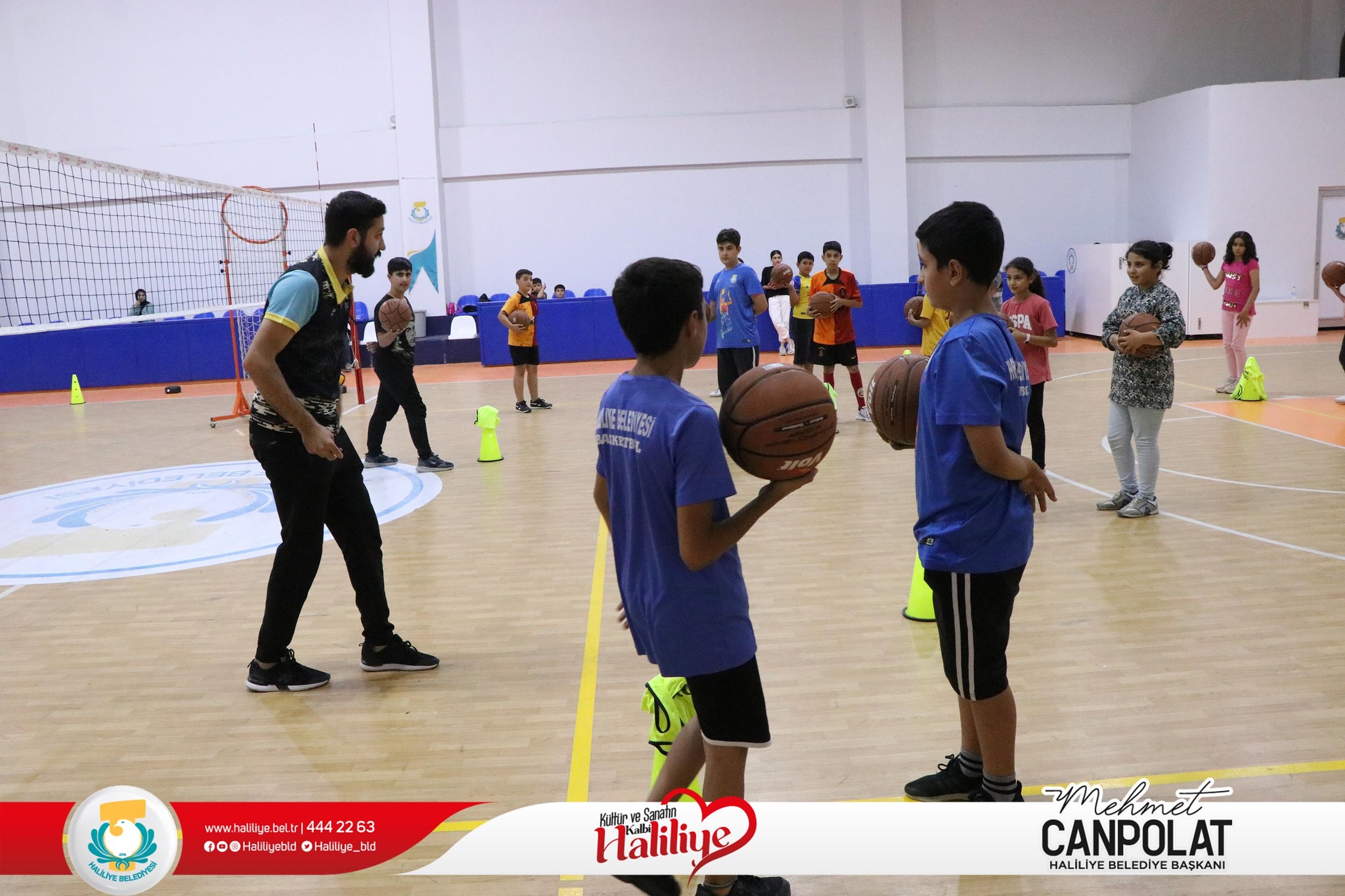 Bir 10 kişi, basketbol oynayan insanlar ve yazı görseli olabilir