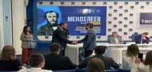 «Единая Россия» вручила первые «Менделеевские карты» студентам-победителям олимпиад и молодым учёным