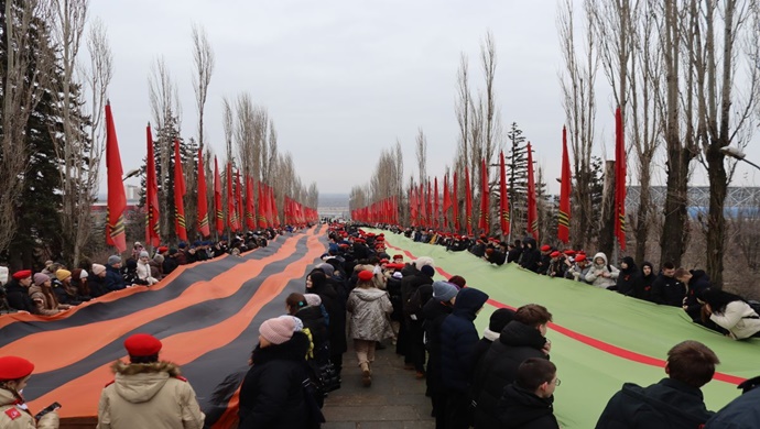 Çiçek bırakma, tarih sınavları, flaş çeteler: Birleşik Rusya, Stalingrad Muharebesi’nde Sovyet birliklerinin Zafer Günü için bölgelerde anma etkinlikleri düzenledi